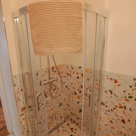 3 Min To Everything-stylish-modern-old Fortress Брашов