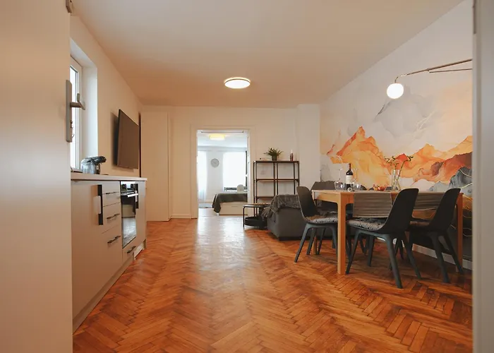 3 Min To Everything-stylish-modern-old Fortress アパート