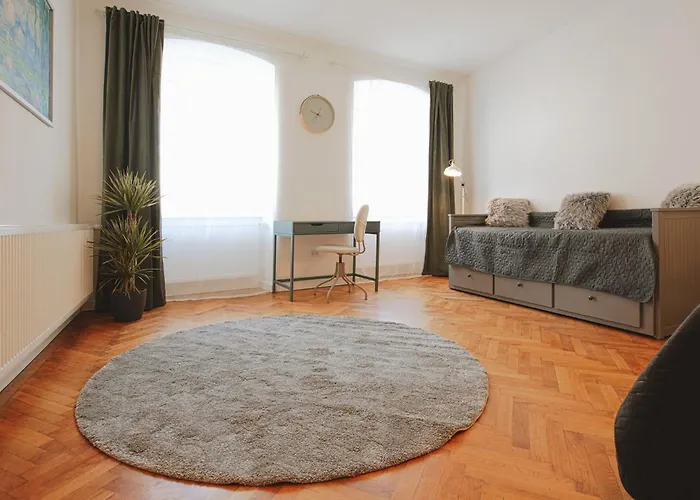 3 Min To Everything-stylish-modern-old Fortress Апартаменти