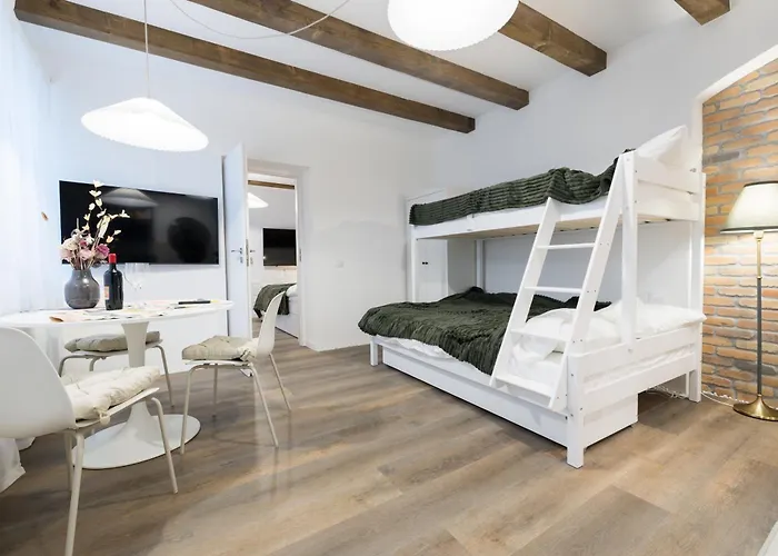 Apartment 3 Min To Everything-stylish-modern-old Fortress *