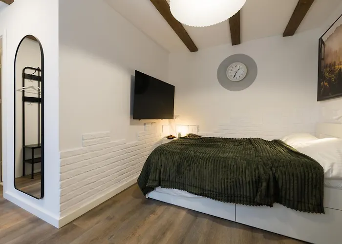 3 Min To Everything-stylish-modern-old Fortress Apartment *