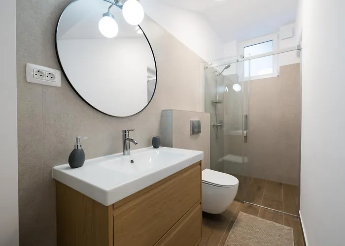 3 Min To Everything-stylish-modern-old Fortress Брашов